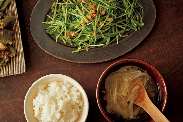 「とり皮豆苗炒め」と「なめたけスープ」