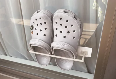粘着タイプのタオルバーはガラスにもつくので、ベランダスリッパの収納にも！