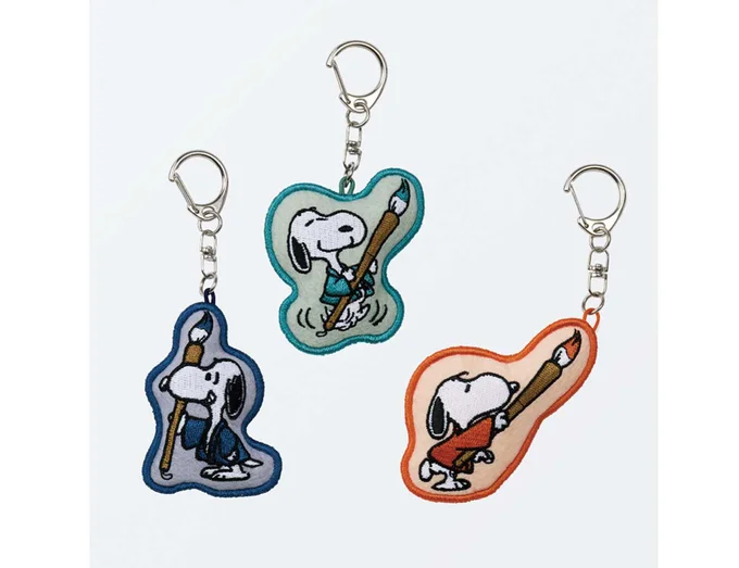 くすみ系カラーがおしゃれな布製のキーホルダー。約H8（金属部分含まず）×W6cm以内。全3種 各¥1,760