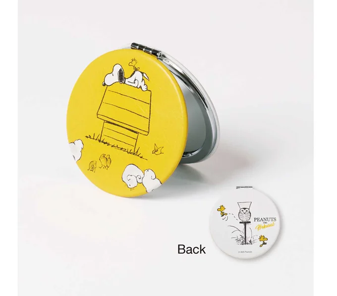 持ち運びに便利な薄型で手のひらサイズのミラー。片面は拡大鏡に。直径7.2cm。¥1,430