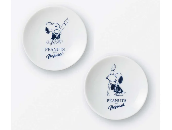 シンプルなデザインながら、スヌーピーの豊かな表情に癒されます。直径9cm。全2種 各 ¥1,320