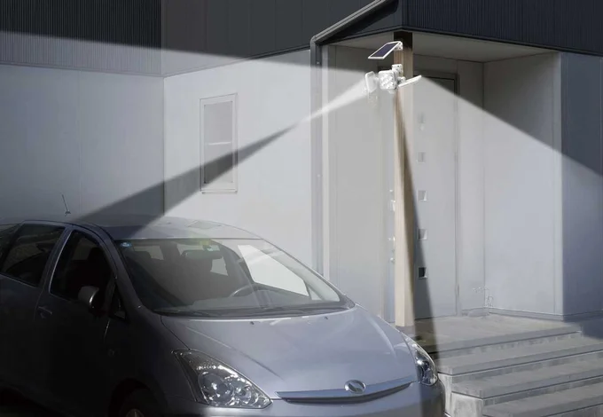 パネル発電で電源不要「人感センサーライト」