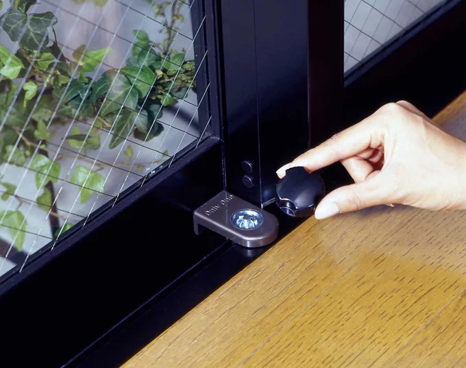 子どもを守り、換気もできる窓の補助錠