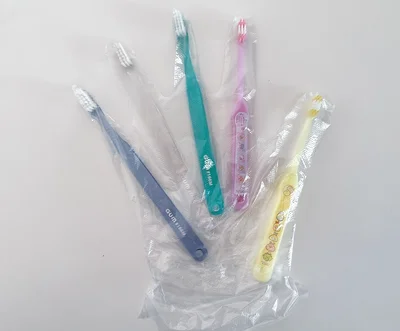 ビニールの手袋に家族分の歯ブラシがまとまる！
