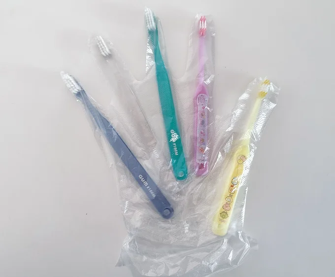 ビニールの手袋に家族分の歯ブラシがまとまる！