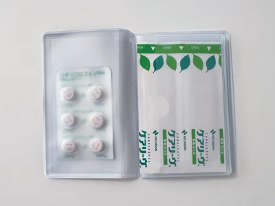 カードケースにこまごました衛生用品をひとまとめ