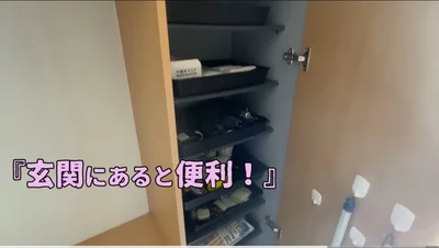玄関収納の棚 ▶便利アイテムが詰まったスペースは！？（⇒次へ）