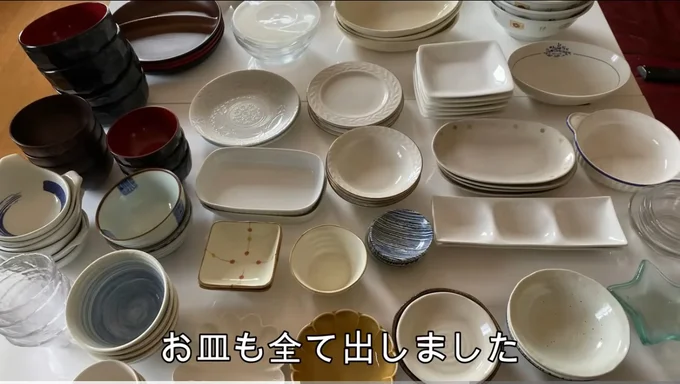 お皿をすべて出してチェック 。数の多さに思わずびっくり▶ 食器棚の断捨離完了(⇒次へ)
