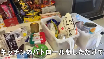 食品ストック棚の不用品 ▶頂き物こそ見直しポイント！（⇒次へ）