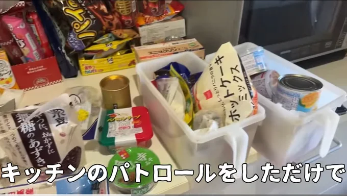 食品ストック棚の不用品 ▶頂き物こそ見直しポイント!(⇒次へ)