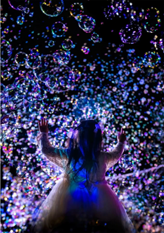 幻想的な光景に包まれるナイトバブルショー