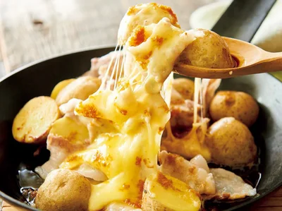 仕上げのしょうがオイルが味を格上げ！ 「新じゃがと豚バラのチーズ蒸し」