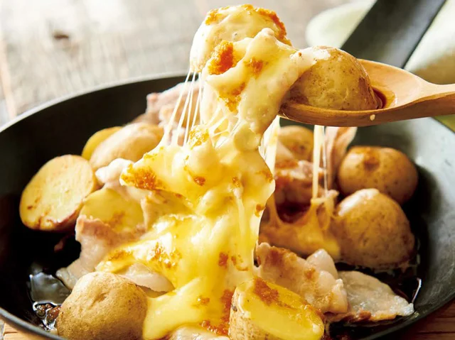 仕上げのしょうがオイルが味を格上げ! 「新じゃがと豚バラのチーズ蒸し」