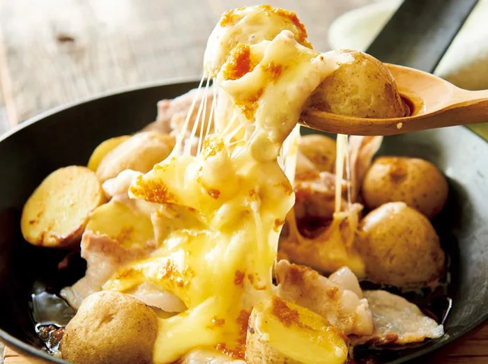 仕上げのしょうがオイルが味を格上げ！ 「新じゃがと豚バラのチーズ蒸し」