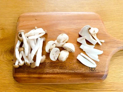 きのこは食べやすい大きさにカット。組み合わせて使うと相乗効果でうまみがアップ！