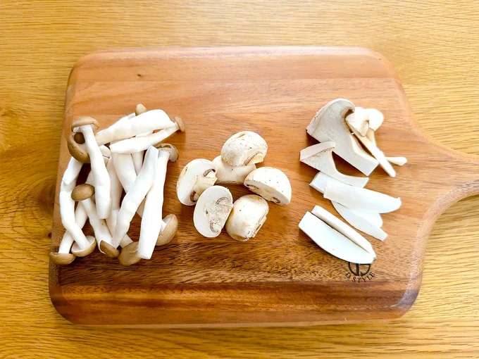 きのこは食べやすい大きさにカット。組み合わせて使うと相乗効果でうまみがアップ!