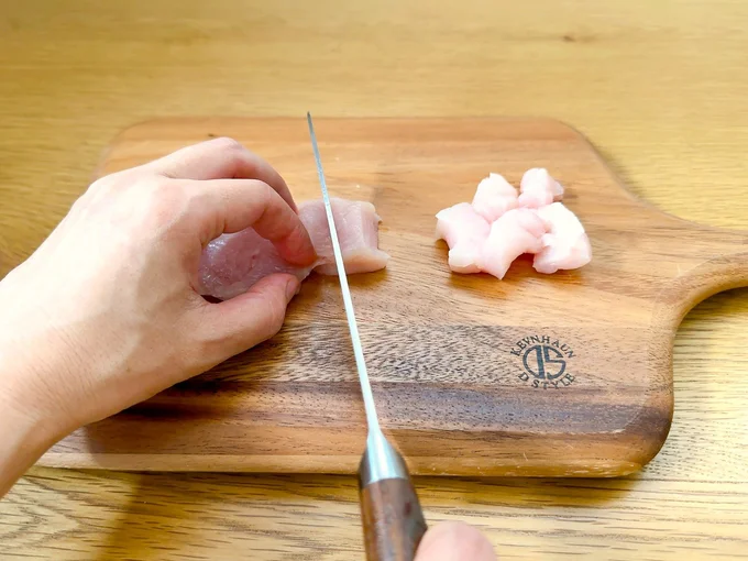 とりむね肉は2cm角に切る