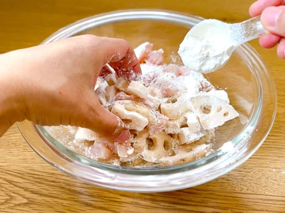 小麦粉は、ほぐしながら全体にまぶして
