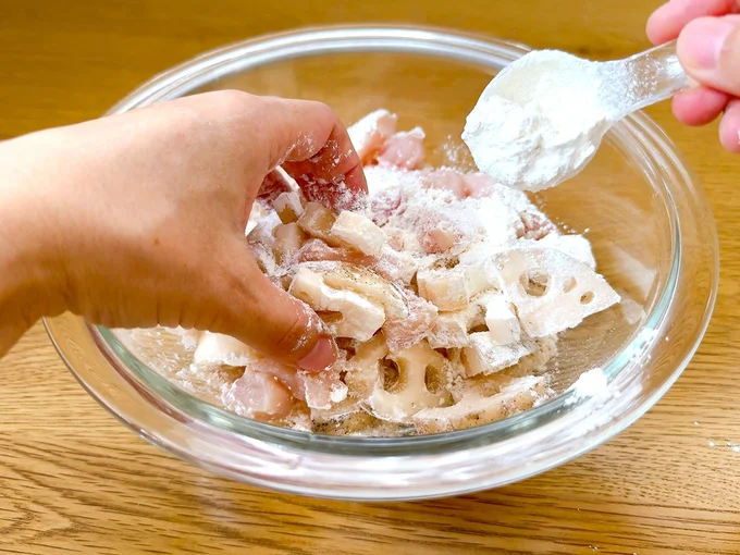 小麦粉は、ほぐしながら全体にまぶして