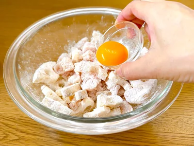 卵黄を加えると、カリッと仕上がる！