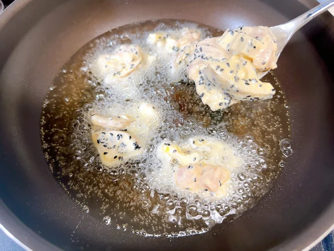 たねはスプーンですくって、油にそっと入れて