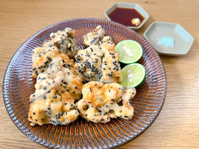 「とりむねとれんこんの南部揚げ」。すだち、塩、しょうがじょうゆを添えて