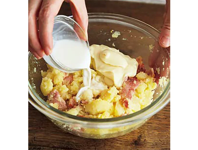 牛乳を加えることで味がよりマイルドになり、しっとりと仕上がる。