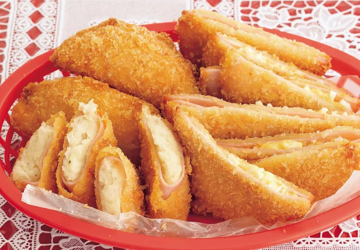 人気メニューをドッキング！ ユニークな一皿「ポテサラハムカツ」