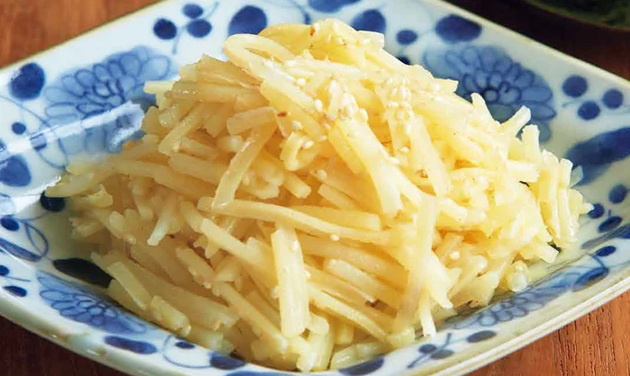 ごまを加えて塩味に奥行きを出して。「じゃがいもの塩きんぴら」
