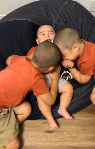  三男くんを笑わせたいお兄ちゃんたち▶おにぎりになった坊主くん（⇒次へ）