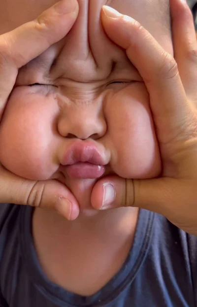 これぞ癒し系おにぎりくん▶水がしたたるガラスにびっくり（⇒次へ）