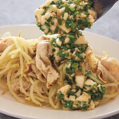 ほのかにカレーが香る豚しゃぶに、とろとろスタミナだれをからめて「豚肉のカレーしゃぶしゃぶ長いもだれ」