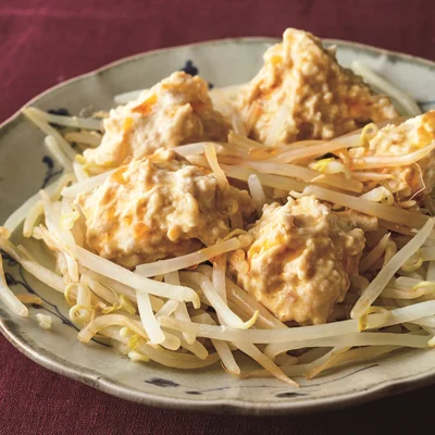 仕上げのラー油でピリ辛のコクをプラス「ピリ辛とりつくね」