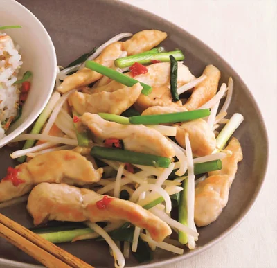 梅の酸味で後味さっぱり「とりむねともやしの梅にんにく炒め」