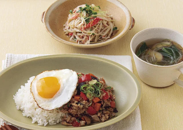 子どもも野菜をおいしく食べられる。鍋で作るやさしい味わいの「重ね煮ガパオ」
