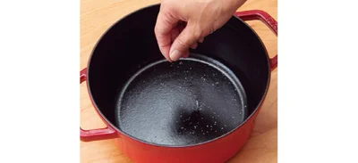 鍋に塩ひとつまみを振る