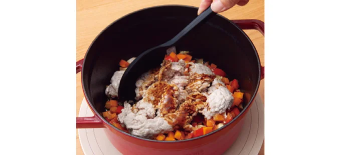 水分を飛ばしながらひき肉をほぐす