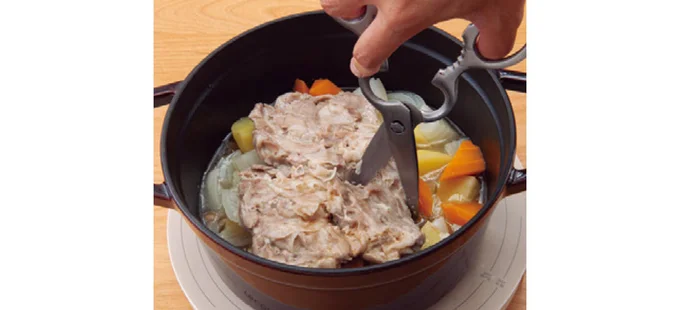 キッチンバサミで豚肉を食べやすい大きさに切ってほぐす