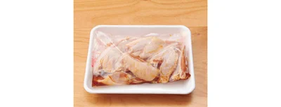 ジッパーつき保存袋などにすべての材料を入れて揉み込む