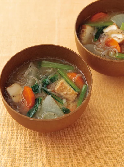 豚肉や鶏皮、冷蔵庫にある野菜を何でも入れてOK！