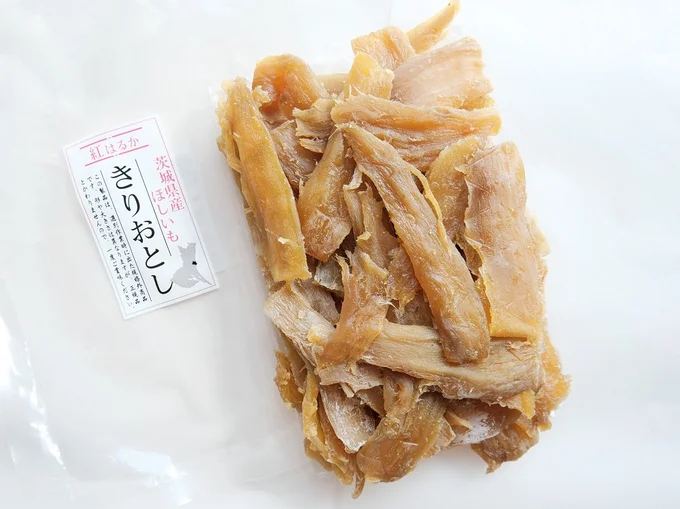 届いた干し芋は、うれしくなるほどぎっちり密着。剥がすのが大変なほどみっちり