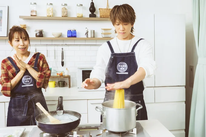 パスタを入れるのは小山さんのお仕事