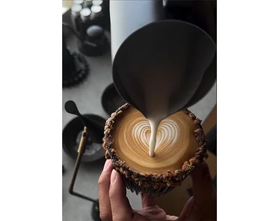  カップのふちにナッツをまぶして