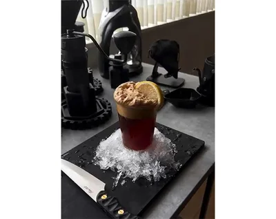 炭酸割にレモンを添えて