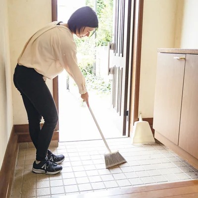 【写真を見る】たたきをほうきで掃く