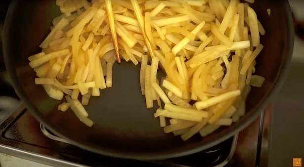 火にかけて2〜3分たつと水っけがなくなる