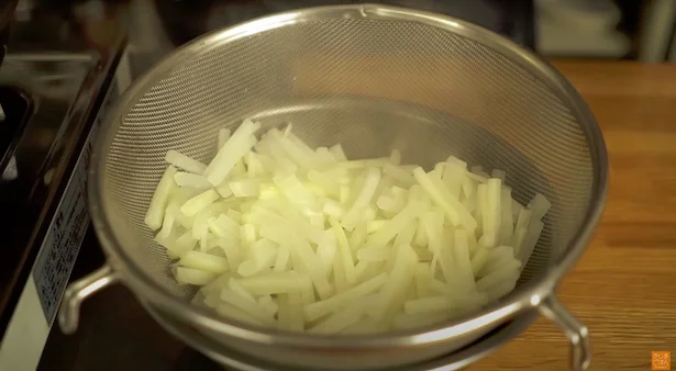 大根をザルにあげる