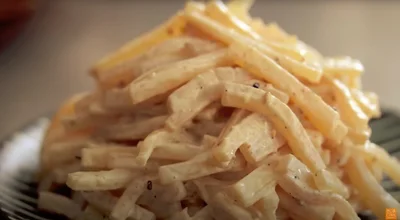 お皿に盛り付けたら「大根のごまマヨサラダ」の完成　▶︎本人による試食、そのお味は…？