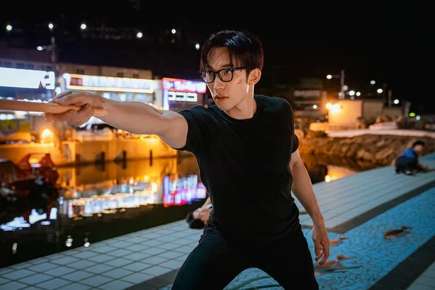 フェンシングで鍛えた実力を警察官としても発揮する…という役どころ