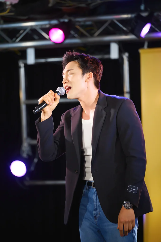 黒ジェケットにジーンズ姿で登場したイ・サンイ